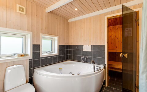 Tobias - 30Km from the Sea: Sanitærarmatur, Gulvbelægning, Træ, Badeværelse, Etage, Indretning, Loft, Badekar, Vvs, Værelse