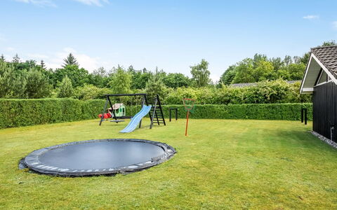 Tobias - 30Km from the Sea: Græs, Trampolin, Trampolinspring - Udstyr Og Materiel, Have, Lawn, Skygge, Landscaping, Parkere, Trampolinspring, Fritid