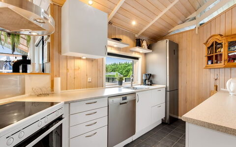 Tobias - 30Km from the Sea: Køkken, Countertop, Træ, Sanitærarmatur, Indretning, Køkken Apparat, Gulvbelægning, Håndvask, Loft, Køkkenvask