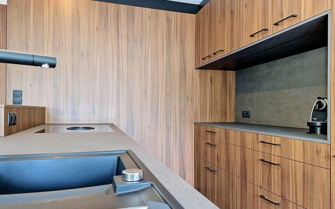 Das Maridl: Træ, Indretning, Gulvbelægning, Countertop, Etage, Cabinetry, Køkken, Bejdse, Hårdttræ, Lysarmatur