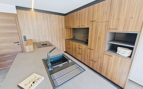 Das Maridl: Gulvbelægning, Træ, Indretning, Etage, Countertop, Møbel, Cabinetry, Køkken, Loft, Trægulve