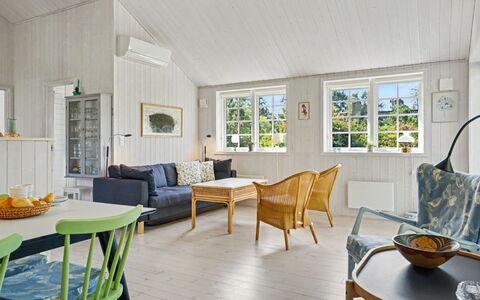 Heidrun - 400M from the Sea: Træ, Indretning, Møbel, Gulvbelægning, Loft, Etage, Hjem, Couch, Stue, Stol