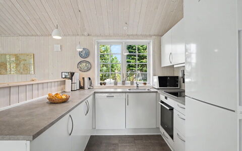 Heidrun - 400M from the Sea: Køkken, Countertop, Gulvbelægning, Træ, Større Bandage, Køkken Apparat, Indretning, Loft, Etage, Håndvask
