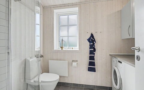 Heidrun - 400M from the Sea: Væg, Gulvbelægning, Etage, Træ, Sanitærarmatur, Toilet, Badeværelse, Håndvask, Toiletbræt, Vvs