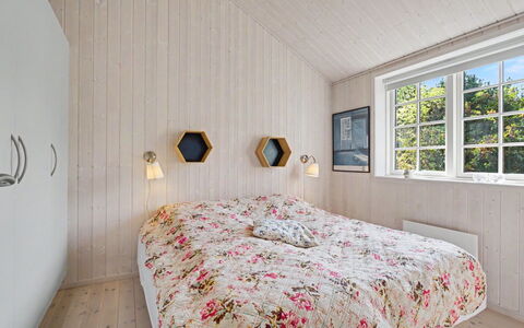 Heidrun - 400M from the Sea: Træ, Loft, Soveværelse, Indretning, Gulvbelægning, Etage, Sengetøj, Seng, Sengetøj, Hjem