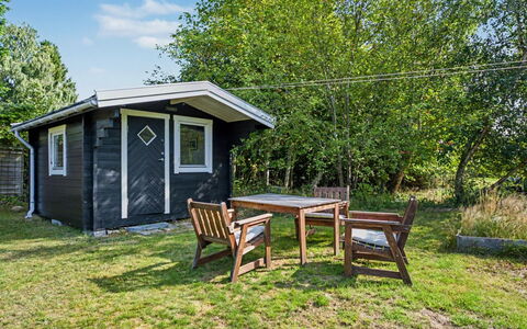 Heidrun - 400M from the Sea: Træ, Sommerhus, Skur, Garden Bygninger, Have, Bjælkehytte, Backyard, Hårdttræ, Lawn, Gård