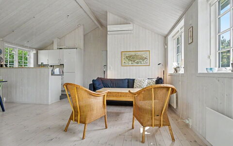 Heidrun - 400M from the Sea: Møbel, Indretning, Gulvbelægning, Loft, Etage, Stol, Værelse, Belysning, Bord, Køkken & Spisebord