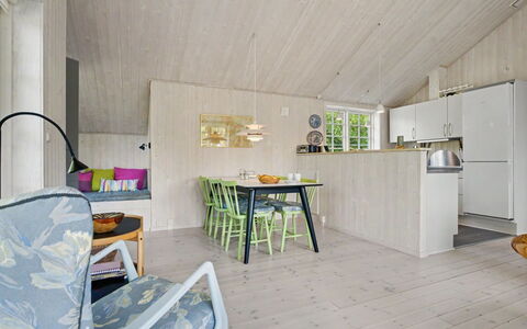Heidrun - 400M from the Sea: Møbel, Indretning, Gulvbelægning, Loft, Etage, Stol, Værelse, Belysning, Bord, Køkken & Spisebord