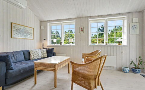 Heidrun - 400M from the Sea: Møbel, Indretning, Gulvbelægning, Loft, Etage, Stol, Værelse, Belysning, Bord, Køkken & Spisebord