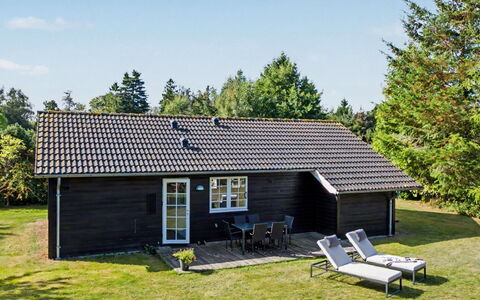 Heidrun - 400M from the Sea: Møbel, Indretning, Gulvbelægning, Loft, Etage, Stol, Værelse, Belysning, Bord, Køkken & Spisebord