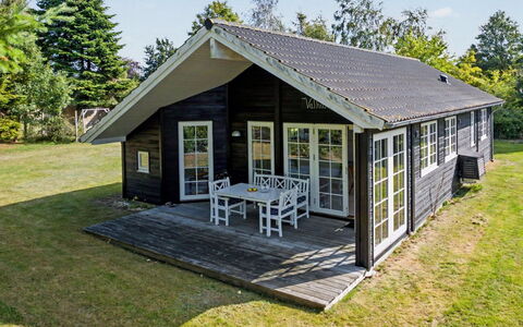 Heidrun - 400M from the Sea: Møbel, Indretning, Gulvbelægning, Loft, Etage, Stol, Værelse, Belysning, Bord, Køkken & Spisebord