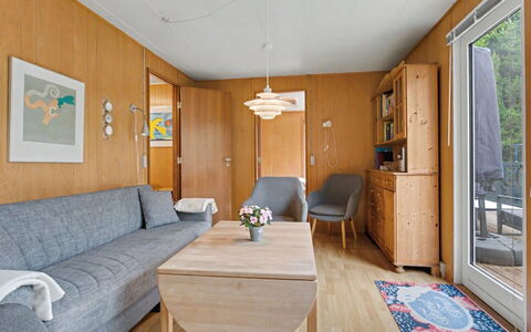 Karelia - 900M from the Sea: Møbel, Indretning, Gulvbelægning, Træ, Etage, Couch, Bord, Loft, Værelse, Stue