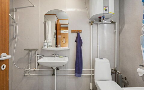 Karelia - 900M from the Sea: Sanitærarmatur, Toiletbræt, Badeværelse, Gulvbelægning, Håndvask, Indretning, Toilet, Etage, Badeværelsesvask, Vvs