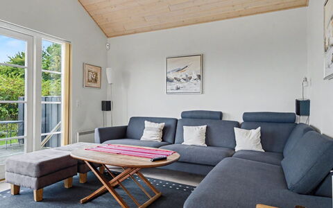 Gunda - 150M from the Sea: Møbel, Træ, Gulvbelægning, Couch, Indretning, Etage, Stue, Hjem, Lejlighed