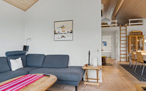 Gunda - 150M from the Sea: Træ, Gulvbelægning, Møbel, Indretning, Loft, Etage, Værelse, Hjem, Stue, Stol