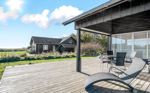 Gunda - 150M from the Sea: Tag, Hjem, Arkitektur, Hus, Veranda, Sommerhus, Land Lot, Dør, Sidespor, Dæk