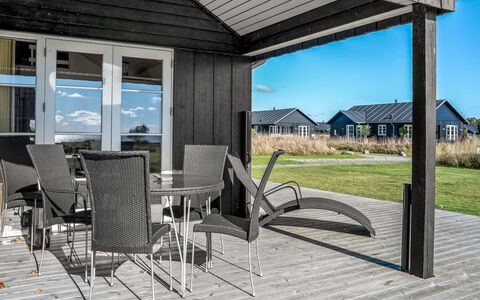 Gunda - 150M from the Sea: Træ, Hjem, Dør, Planke, Skygge, Veranda, Dæk, Sommerhus, Hårdttræ, Sidespor