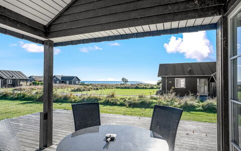 Gunda - 150M from the Sea: Tag, Sommerhus, Hjem, Hus, Land Lot, Dør, Sidespor, Veranda, Estate, Skygge