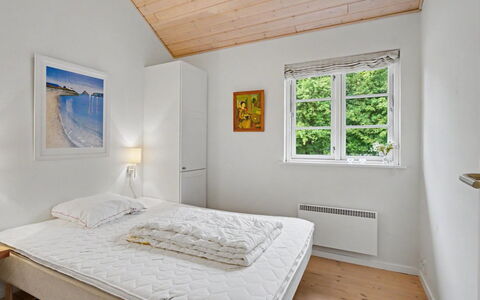 Gunda - 150M from the Sea: Indretning, Træ, Seng, Soveværelse, Etage, Gulvbelægning, Loft, Møbel, Hjem, Bed Frame
