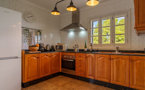 Sa Serra: Køkken, Køkken Apparat, Større Bandage, Countertop, Cabinetry, Indretning, Træ, Komfur, Husholdningsapparat, Gulvbelægning