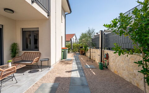 Le Vito: Boligområde, Hjem, Flise, Kompositmateriale, Have, Beton, Indkørsel, Skygge, Walkway, Landscaping