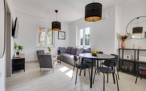 Le Vito: Møbel, Indretning, Gulvbelægning, Bord, Træ, Stol, Etage, Couch, Stue, Værelse