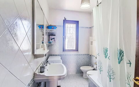 Il Giardino di Anzio: Blå, Badeværelse, Sanitærarmatur, Gulvbelægning, Indretning, Etage, Tap, Håndvask, Vvs, Toilet