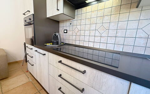 Alpamar: Køkken, Countertop, Gulvbelægning, Komfur, Etage, Indretning, Køkken Apparat, Flise, Større Bandage, Cabinetry
