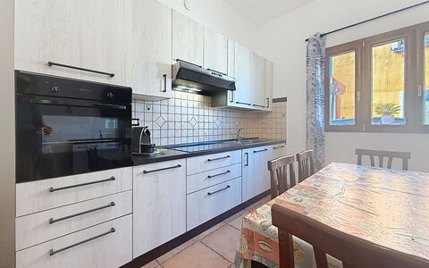 Alpamar: Køkken, Countertop, Gulvbelægning, Køkken Apparat, Større Bandage, Indretning, Cabinetry, Etage, Værelse, Hjem