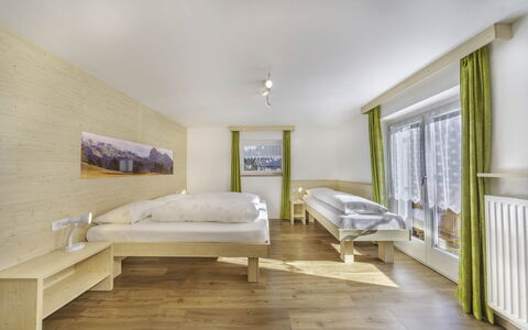 Chalet Dumbria Dolomites: Soveværelse, Hårdttræ, Bejdse, Seng, Bed Frame, Hotel, Glacial Landskabsform, Trægulve, Sengetøj, Alps