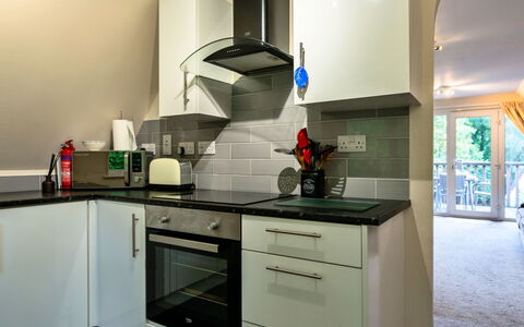 Daisy Valley Lodge: Køkken Apparat, Køkken, Countertop, Større Bandage, Indretning, Cabinetry, Gulvbelægning, Husholdningsapparat, Møbel, Komfur