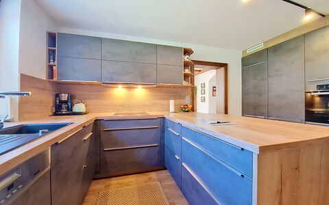 Ferienhaus Lanzinger: Gulvbelægning, Træ, Køkken, Countertop, Indretning, Loft, Møbel, Etage, Cabinetry, Køkken Apparat