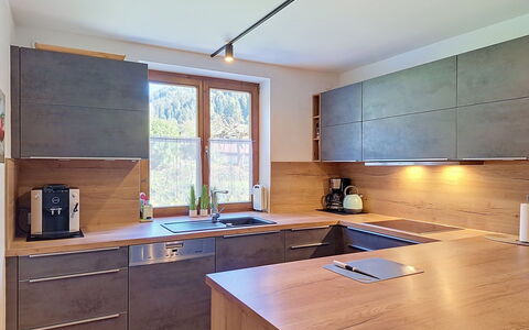 Ferienhaus Lanzinger: Gulvbelægning, Countertop, Køkken, Træ, Indretning, Møbel, Cabinetry, Køkken Apparat, Etage, Lysarmatur