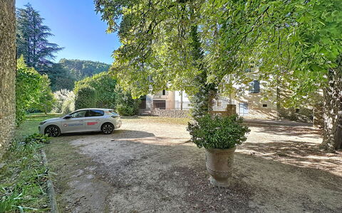 Chateau de la Favède: Træ, Familie Bil, Indkørsel, Parkering, Luksus Køretøj, Bybil, Stor Mellemklassebil