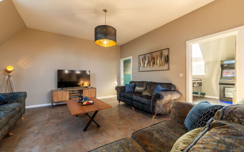 Towan Beach: Indretning, Møbel, Gulvbelægning, Træ, Couch, Loft, Etage, Hjem, Belysning, Stue