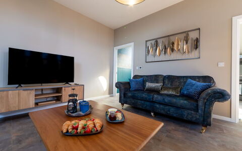 Towan Beach: Indretning, Møbel, Gulvbelægning, Etage, Couch, Træ, Loft, Stue, Værelse, Belysning