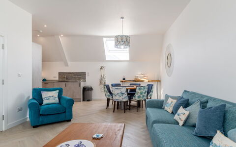 Towan Lobster: Møbel, Indretning, Gulvbelægning, Couch, Etage, Værelse, Loft, Træ, Stue, Bord