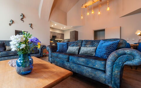 Towan Lobster: Indretning, Møbel, Gulvbelægning, Couch, Etage, Belysning, Stue, Hjem, Loft