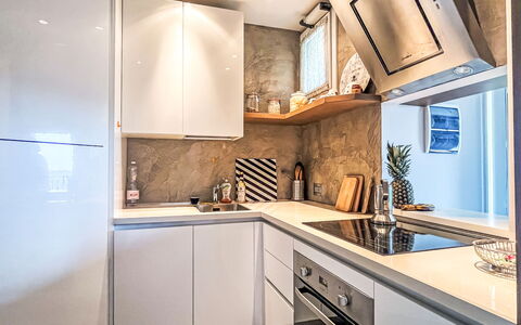 Borgo dei Fiori: Køkken Apparat, Køkken, Countertop, Cabinetry, Større Bandage, Indretning, Husholdningsapparat, Væg, Gulvbelægning, Møbel