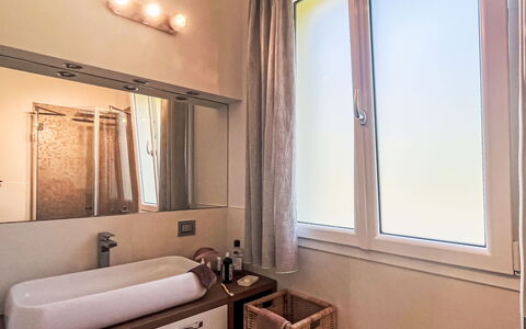 Borgo dei Fiori: Indretning, Sanitærarmatur, Væg, Badeværelse, Gulvbelægning, Etage, Tap, Spejl, Håndvask, Belysning