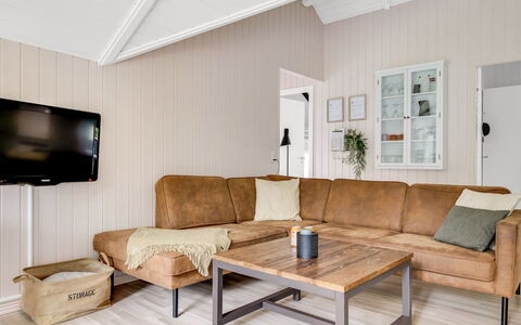 Ejler - 30Km from the Sea: Gulvbelægning, Træ, Etage, Couch, Møbel, Indretning, Trægulve, Stue, Hjem, Loft
