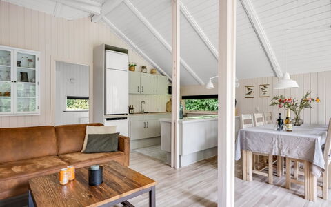 Ejler - 30Km from the Sea: Gulvbelægning, Trægulve, Indretning, Etage, Træ, Loft, Møbel, Couch, Laminat Gulv, Stue