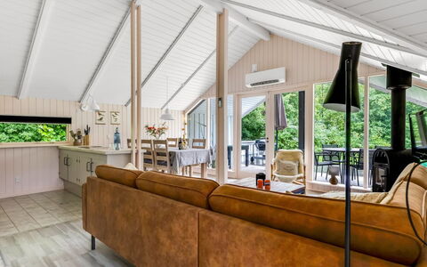 Ejler - 30Km from the Sea: Indretning, Træ, Gulvbelægning, Loft, Couch, Trægulve, Etage, Stue, Møbel