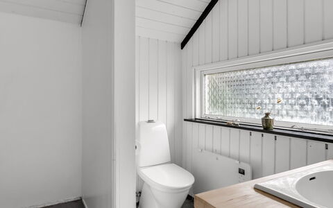 Ejler - 30Km from the Sea: Væg, Træ, Gulvbelægning, Loft, Sanitærarmatur, Etage, Indretning, Vvs, Badeværelse, Tap