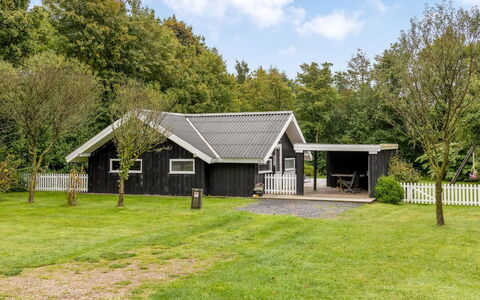 Ejler - 30Km from the Sea: Møbel, Indretning, Gulvbelægning, Loft, Etage, Stol, Værelse, Belysning, Bord, Køkken & Spisebord