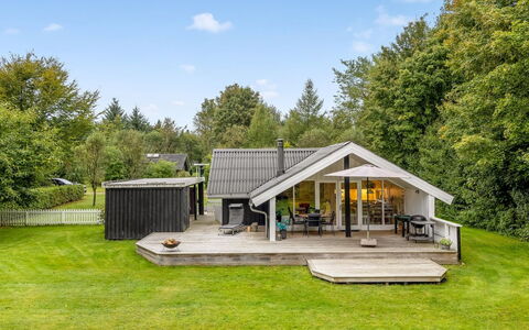 Ejler - 30Km from the Sea: Møbel, Indretning, Gulvbelægning, Loft, Etage, Stol, Værelse, Belysning, Bord, Køkken & Spisebord