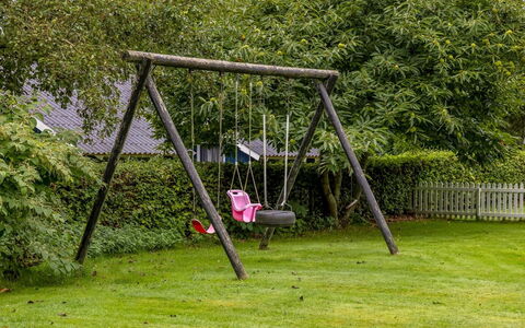 Ejler - 30Km from the Sea: Møbel, Indretning, Gulvbelægning, Loft, Etage, Stol, Værelse, Belysning, Bord, Køkken & Spisebord