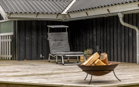 Ejler - 30Km from the Sea: Møbel, Indretning, Gulvbelægning, Loft, Etage, Stol, Værelse, Belysning, Bord, Køkken & Spisebord
