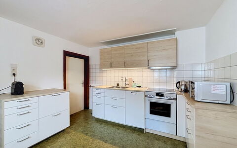 Ferienhaus Christl: Gulvbelægning, Køkken, Cabinetry, Indretning, Etage, Countertop, Køkken Apparat, Møbel, Værelse, Loft