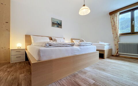 Ferienhaus Christl: Seng, Soveværelse, Sengetøj, Indretning, Træ, Sengetøj, Etage, Gulvbelægning, Loft, Værelse